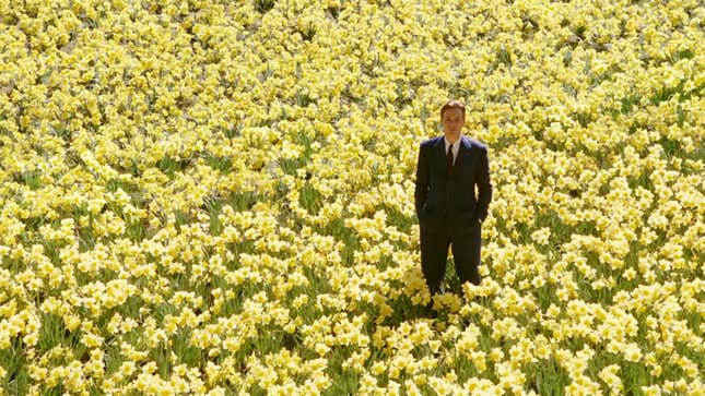 Edward Bloom stands in a field of flowers. 